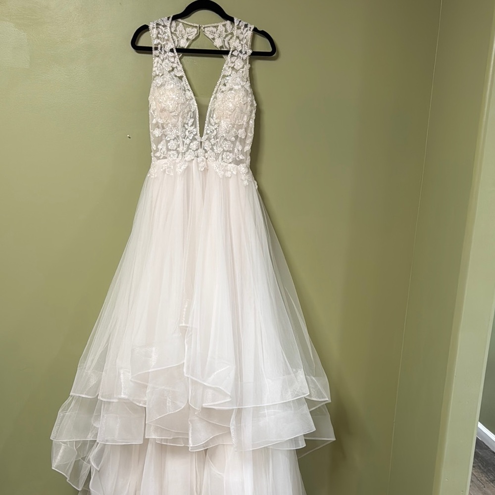 Elegant White Lace Evening Gown